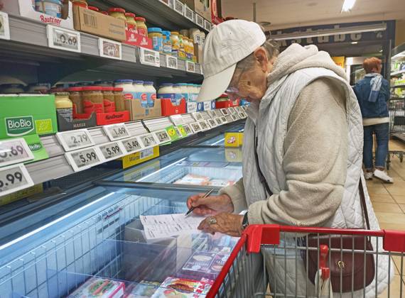 Netto-Einkauf zu Zeiten von Inflation und Konjunktur. Netto-Einkauf in einem Supermarkt oder Discounter
