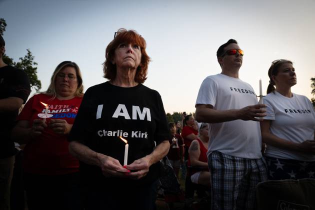 Bilder des Jahres 2025, News September 09 News Bilder des Tages September 16, 2025, Woodstock, Georgia, USA: More than 1,000 residents of a largely Republican community north of Atlanta gather Tuesday night for a candlelight vigil and celebration for slain conservative political activist Charlie Kirk. Woodstock USA - ZUMAn03_ 20250916_zaf_n03_004 Copyright: xRobinxRaynex