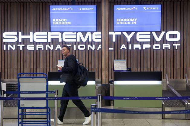RUSSIA, MOSCOW REGION - SEPTEMBER 17, 2025: A man checks in for an Aeroflot flight to Krasnodar at Sheremetyevo International Airport. On 11 September 2025, Krasnodar International Airport resumed operations, with the first civil flight since 2022 expected to land there on September 17. Sofya Sandurskaya TASS  84063762