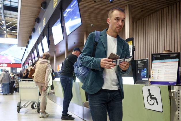 RUSSIA, MOSCOW REGION - SEPTEMBER 17, 2025: A man checks in for an Aeroflot flight to Krasnodar at Sheremetyevo International Airport. On 11 September 2025, Krasnodar International Airport resumed operations, with the first civil flight since 2022 expected to land there on September 17. Sofya Sandurskaya TASS  84063796