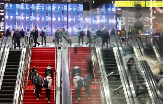 RUSSIA, MOSCOW REGION - SEPTEMBER 17, 2025: Travelers walk up the stairs at Sheremetyevo International Airport. Sofya Sandurskaya TASS  84063988