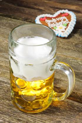 Maßkrug Bier vom Oktoberfest in München Ein Maßkrug gefüllt mit Bier auf dem Oktoberfest in München als Symbolbild - digital bearbeitet