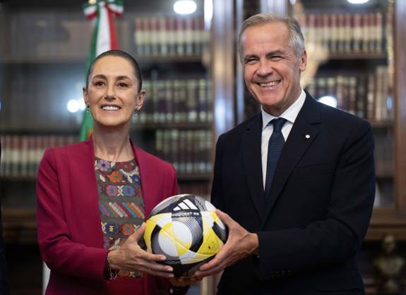 Bilder des Jahres 2025, News September 09 September 18, 2025, Ottawa, On, Canada: Prime Minister Mark Carney presents Mexican President Claudia Sheinbaum with an official World Cup soccer ball before they meet at the Palacio National, Thursday, Sep 18, 2025. Ottawa Canada  - ZUMAc35_ 20250918_zaf_c35_050 Copyright: xAdrianxWyldx