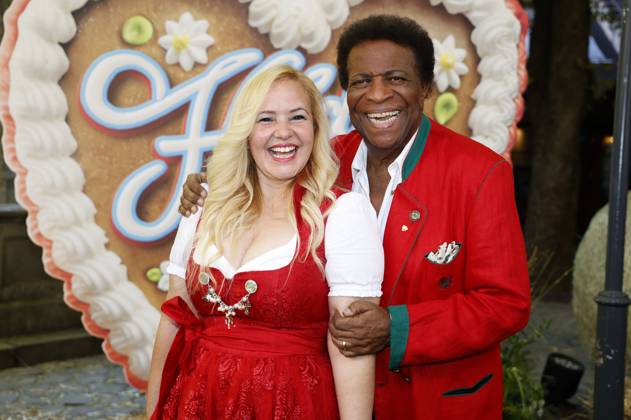 Bilder des Jahres 2025, Entertainment 09 September Roberto Blanco mit Ehefrau Luzandra Strassburg bei der Ankunft zur ProSieben TV Show HeidiFest by Heidi Klum im Hofbräuhaus München. München, 18.09.2025