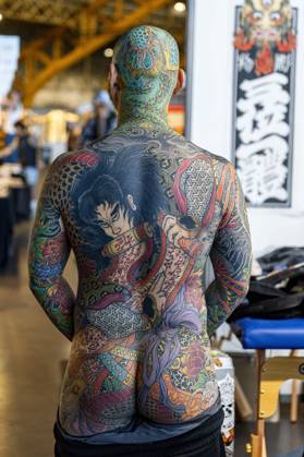 Bilder des Jahres 2025, Entertainment 09 September NEWS : The ink Factory - Lyon 19 09 25 Un homme dévoile son corps tatoué telle une seconde peau lors The Ink Factory à la Halle Tony Garnier à Lyon, le 19 09 2025. Photo Sandrine Thesillat PsNewZ Lyon  Copyright: xSandrinexTHESILLATx