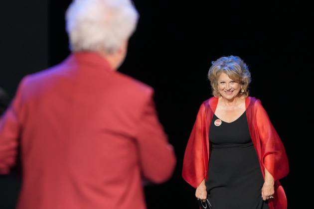 Bilder des Jahres 2025, Entertainment 09 September Opening gala of the 73rd San Sebastian Film Festival Director Pedro Almodovar presents the Donostia Award to producer Esther Garcia during the opening gala of the 73rd San Sebastian International Film Festival, at the Victoria Eugenia Theater, September 19, 2025, in San Sebastian, Guipuzcoa, Basque Country Spain The festival celebrates its 73rd edition from September 19 to 27, 2025, reinforcing its global prominence with 254 titles from 56 countries and an outstanding presence of Spanish cinema The participation of women behind the scenes increases and Basque cinema has 38 productions The event includes official sections, premieres, forums and activities for professionals and audiences 19 SEPTEMBER 2025 EUSKADI CINE FESTIVAL FILMS ENTERTAI Copyright: xUnanuex 6967984