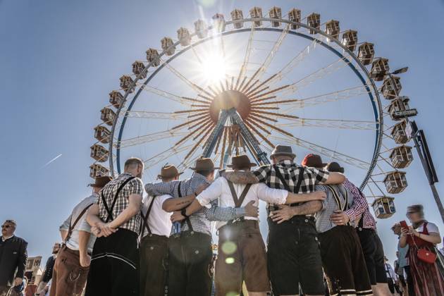 Bilder des Jahres 2025, News September 09 Oktoberfest 2025, Wiesn-Start bei strahlendem Sonnenschein und Temperaturen bis zu 30 Grad,Männer in Tracht beim Gruppenfoto vor Riesenrad, 20. September 2025 Deutschland, München, 20. September 2025, Oktoberfest 2025, Männergruppe in bayerischer Tracht machen ein Foto von sich, vor Riesenrad, Wiesn-Start bei strahlendem Sonnenschein und Temperaturen bis 30 Grad, Samstagmittag um 13 Uhr, bestes Wiesnwetter, typisch bayerisch, Volksfest, Bayern,