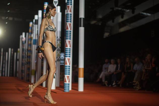 Bilder des Jahres 2025, Entertainment 09 September September 20, 2025, Madrid, Madrid, Spain: A model walks the runway for during the Dolores Cortes Spring Summer 2026 collection runway show during the 40th Mercedes-Benz Fashion Week in Madrid. Madrid Spain - ZUMAs296 20250920_znp_s296_027 Copyright: xLuisxSotox