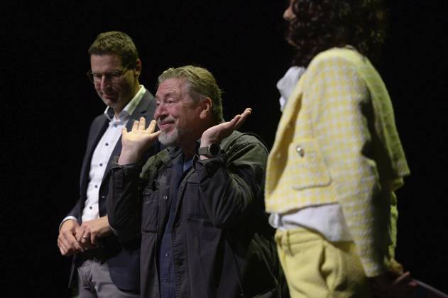 Bochum: Verleihung des Fritz-Wortelmann-Preises ** NUR FÜR REDAKTIONELLE ZWECKE ** EDITORIAL USE ONLY **<p>Schauspieler Armin Rohde mit den Preisträgern des Fritz-Wortelmann-Preises am Sonntag, den 21. September 2025, in den Kammerspielen in Bochum. Der Preis, eine Holzfigur, wurde nach ihm gestaltet. Bochum Copyright: UwexErnst