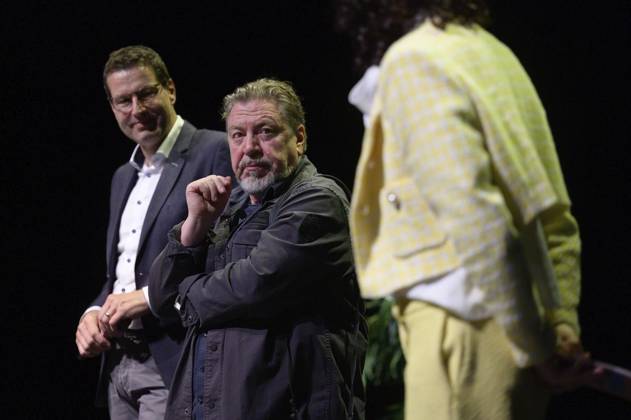 Bochum: Verleihung des Fritz-Wortelmann-Preises ** NUR FÜR REDAKTIONELLE ZWECKE ** EDITORIAL USE ONLY **<p>Schauspieler Armin Rohde mit den Preisträgern des Fritz-Wortelmann-Preises am Sonntag, den 21. September 2025, in den Kammerspielen in Bochum. Der Preis, eine Holzfigur, wurde nach ihm gestaltet. Bochum Copyright: UwexErnst