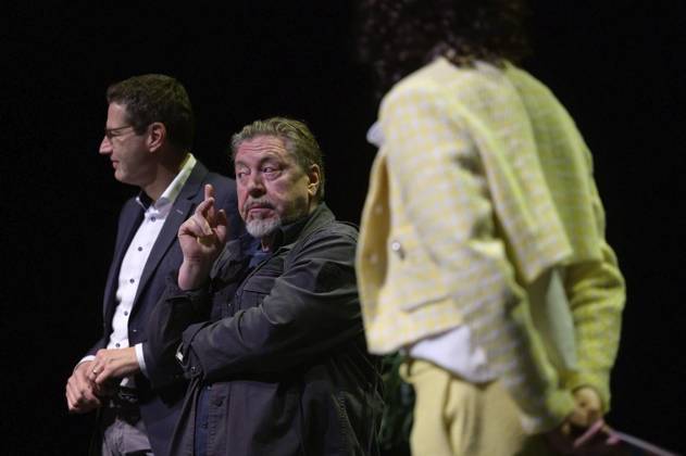 Bochum: Verleihung des Fritz-Wortelmann-Preises ** NUR FÜR REDAKTIONELLE ZWECKE ** EDITORIAL USE ONLY **<p>Schauspieler Armin Rohde mit den Preisträgern des Fritz-Wortelmann-Preises am Sonntag, den 21. September 2025, in den Kammerspielen in Bochum. Der Preis, eine Holzfigur, wurde nach ihm gestaltet. Bochum Copyright: UwexErnst