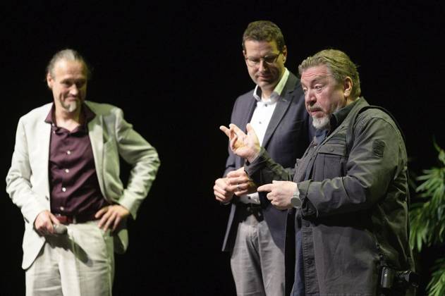 Bochum: Verleihung des Fritz-Wortelmann-Preises ** NUR FÜR REDAKTIONELLE ZWECKE ** EDITORIAL USE ONLY **<p>Schauspieler Armin Rohde mit den Preisträgern des Fritz-Wortelmann-Preises am Sonntag, den 21. September 2025, in den Kammerspielen in Bochum. Der Preis, eine Holzfigur, wurde nach ihm gestaltet. Bochum Copyright: UwexErnst