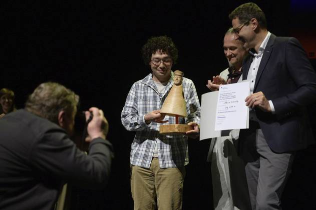 Bochum: Verleihung des Fritz-Wortelmann-Preises ** NUR FÜR REDAKTIONELLE ZWECKE ** EDITORIAL USE ONLY **<p>Schauspieler Armin Rohde mit den Preisträgern des Fritz-Wortelmann-Preises am Sonntag, den 21. September 2025, in den Kammerspielen in Bochum. Der Preis, eine Holzfigur, wurde nach ihm gestaltet. Bochum Copyright: UwexErnst