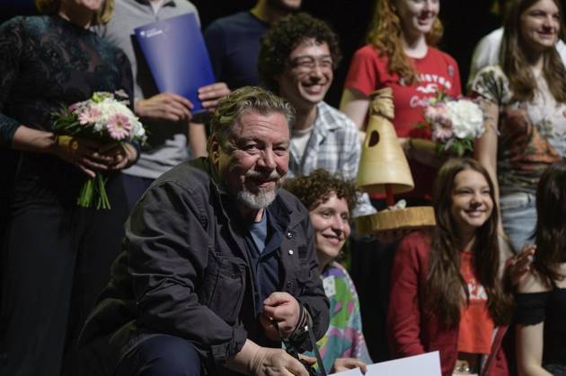 Bochum: Verleihung des Fritz-Wortelmann-Preises ** NUR FÜR REDAKTIONELLE ZWECKE ** EDITORIAL USE ONLY **<p>Schauspieler Armin Rohde mit den Preisträgern des Fritz-Wortelmann-Preises am Sonntag, den 21. September 2025, in den Kammerspielen in Bochum. Der Preis, eine Holzfigur, wurde nach ihm gestaltet. Bochum Copyright: UwexErnst