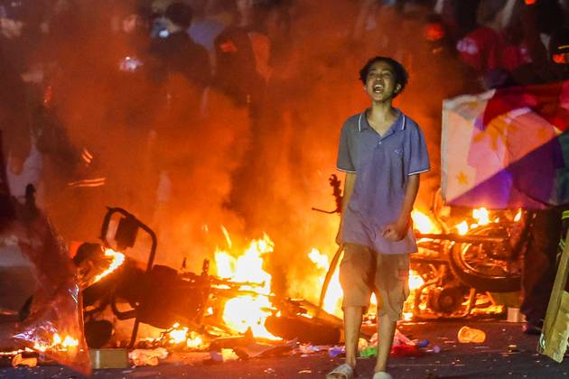 Bilder des Jahres 2025, News September 09 Anti-corruption protest turned violent in Manila METRO MANILA, PHILIPPINES - SEPTEMBER 21: Protesters vandalise properties and set fire to items as they confront riot police officers, after an anti-corruption demonstration turned violent, in Metro Manila, Philippines, on September 21, 2025. Daniel Ceng Anadolu Metro Manila Philippines. Editorial use only. Please get in touch for any other usage.  Copyright: x2025xAnadoluxDanielxCengx