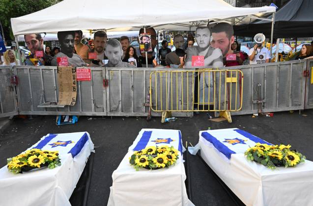 Bilder des Jahres 2025, News September 09 Symbolic coffins set in front of people holding cut outs of photos of Israeli hostages held captive by Hamas in Gaza at a protest calling for a comprehensive deal to release all hostages and to end the Israeli-Gaza war, near Israeli Prime Minister Benjamin Netanyahu s private residence in Jerusalem, on Sunday, September 21, 2025. Hostage families call on Prime Minister Netanyahu to atone for his failure to bring home their loved ones from Gaza ahead of Rosh Hashanah, the Jewish New Year and the start of the Jewish High holidays.  JER2025092118 DEBBIExHILL
