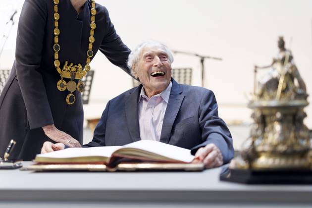Bilder des Jahres 2025, Entertainment 09 September Komponist Ludwig Sebus, Grandsigneur des Kölner Karneval, bei seiner Eintragung ins Goldene Buch der Stadt Köln. Ludwig ist am 5. September 2025 stolze 100 Jahre alt geworden. (Bild leicht retuschiert) Köln, 21.09.2025 NRW Deutschland Copyright: xChristophxHardtx
