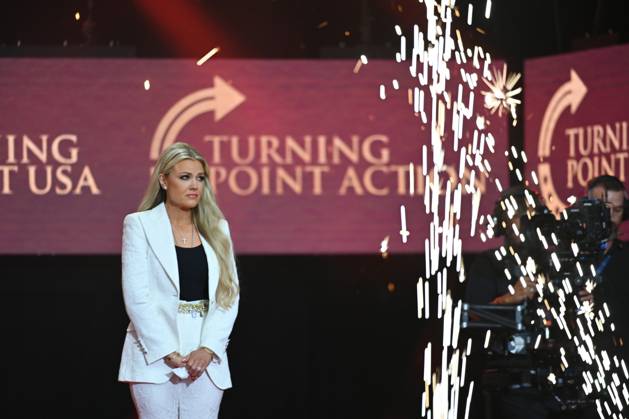 Bilder des Jahres 2025, News September 09 Erika Kirk, widow of conservative political activist and media personality Charlie Kirk, is welcomed to the stage during his memorial service at State Farm Stadium in Glendale, Arizona, on Sunday, Sept. 21, 2025. Charlie Kirk is assassinated at Utah Valley University while speaking at an event on campus on Sept. 10. Following his death, Erika Kirk is named CEO and chair of the board of Turning Point USA.  PHO202509211001 EduardoxBarraza
