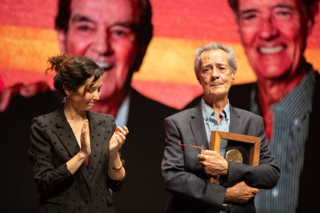 Ayuso presides over the presentation of the International Medal of the Arts and the Culture 2025 Awards of the regional government Ramón Arcusa, from Dúo Dinámico, receives an award, together with the president of the Community of Madrid, Isabel Díaz Ayuso, during the presentation of the International Medal of the Arts and the Culture 2025 Awards of the regional government, at the Teatro Auditorio San Lorenzo de El Escorial, on September 22, 2025, in San Lorenzo de El Escorial, Madrid Spain The presentation of the International Medal of the Arts and the Culture Awards 2025 of the Regional Government of Madrid is an institutional act which recognizes extraordinary careers and contributions to the cultural, artistic and creative life of the Copyright: xRafaelxBastantex 6973928