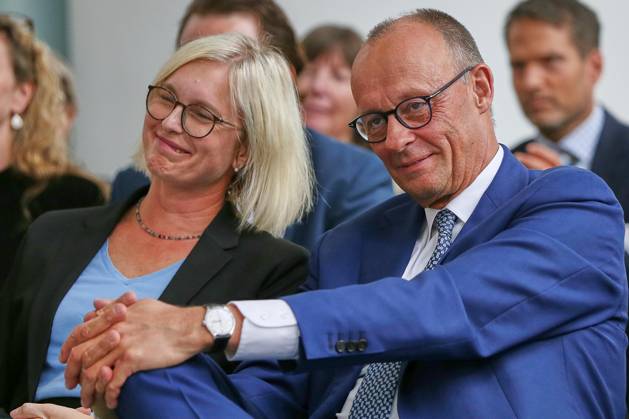 Berlin, Deutschland, 22.09.2025: Bundeskanzleramt: Preisverleihung startsocial 2025 : Staatsministerin für Sport und Ehrenamt Christiane Schenderlein (CDU) und Bundeskanzler Friedrich Merz (CDU) übergibt den Preis Copyright: xdtsxNachrichtenagenturx dts_83565