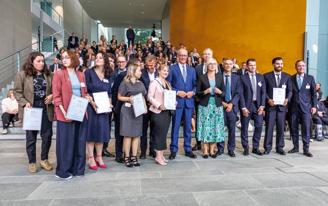 Preisverleihung der Bundespreisträger des Wettbewerbs startsocial Pressetermin bei der Preisverleihung der Bundespreisträger des Wettbewerbs (startsocial) mit Bundeskanzler Friedrich Merz (CDU) in Berlin am 22.09.2025. Berlin Berlin Deutschland Kanzleramt