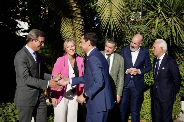 RECORD DATE NOT STATED The President of the Junta de Andalucia, Juanma Moreno c with the Minister of the Presidency, Interior, Social Dialogue and Administrative Simplification of the Junta de Andalucia, Antonio Sanz 3d the Minister of Industry, Energy and Mines, Jorge Paradela 1i the Minister of Economy, Finance and European Funds and Government Spokesperson, Carolina Espana 2i the Director of El Confidencial, Nacho Caldero 2d the President of El Confidencial, Josà Antonio Sanchez 1d at the VII Foro Andalucia Investors Day de El Confidencial A 23 de septiembre de 2025, en Sevilla Andalucia, Spain The president of the Junta de Andalucia, Juanma Moreno, speaks at the VII Foro Andalucia Investors Day de El Confidencial 23 SEPTEMBER 2025 Maria JosÃpez Europa Press 6975288