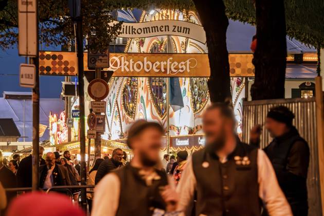 Bilder des Jahres 2025, News September 09 Willkommen zum Oktoberfest, Wiesnbesucher am Haupteingang der Wiesn, am Abend, September 2025 Deutschland, München, September 2025, Oktoberfest 2025, Willkommen zum Oktoberfest, Haupteingang der Wiesn, Wiesnbesucher abends, bayerisch, Volksfest, Bayern,