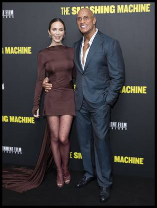 Bilder des Jahres 2025, Entertainment 09 September . 24 09 2025. London, United Kingdom. Emily Blunt and Dwayne Johnson arriving at The Smashing Machine screening in London.  xStephenxLockx xi-Imagesx IIM-26253-0009
