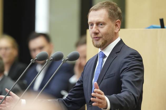 Bundesrat, 1057. Plenarsitzung Michael Kretschmer (CDU) Ministerpraesident von Sachsen bei seiner Rede mit starker Gestik im Plenarsaal bei der 1057.. Bundesratssitzung, Berlin, 26.09.2025 Berlin Berlin Deutschland
