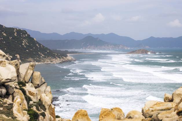 Coast line of Ninh Hai District in Ninh Thuan, Vietnam Rocky coastline with waves crashing on the shore under a cloudy sky. Ninh Hai District in Ninh Thuan, Vietnam Ninh Hai District Ninh Thuan Vietnam cane03892 Copyright: xConnectxImagesx