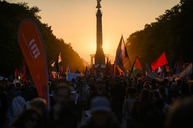 Bilder des Jahres 2025, News September 09 Pro-Palästinensische Demo in Berlin Am 27.09.2025 demonstrierten ca. 60000 Menschen gegen den Krieg in Gaza. Unter dem Motto Zusammen für Gaza. Stoppt den Völkermord. Keine Waffenlieferungen für Israel. Humanitäre Hilfe jetzt. liefen die Demonstranten zusammen zum Großen Stern, wo Kundgebung All Eyes on Gaza stattfand. Aufgerufen hat ein breites Bündnis, wozu unter anderem auch Amnesty International, Medico International und auch die Partei die Linke zählen., Berlin Berlin Deutschland Mitte