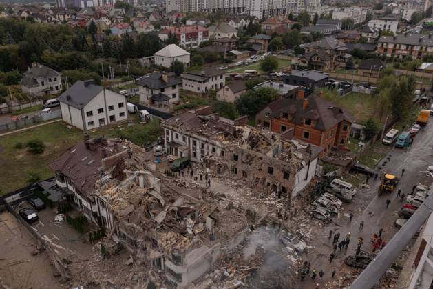 Bilder des Jahres 2025, News September 09 News Bilder des Tages September 28, 2025: The destruction of a residential territory after a massive missile attack that struck Kyiv, Ukraine on the early hours of September 28, 2025. - ZUMAj167 20250928_zip_j167_016 Copyright: xSvetxJacquelinex