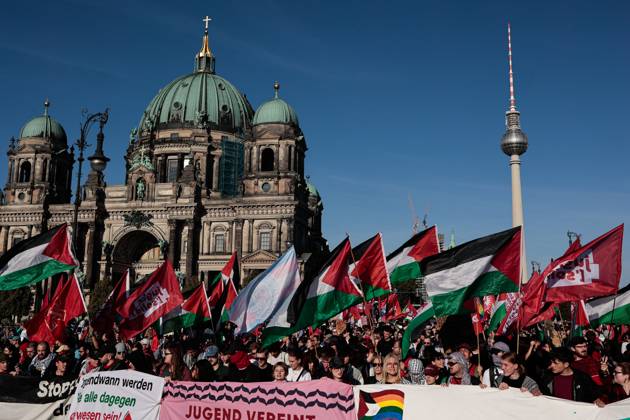 Bilder des Jahres 2025, News September 09 September 27, 2025, Berlin, Germany: Protesters hold banners and Palestinian Flags during the demonstration. Around 60,000 100,000 people marched in Berlin under the slogans All Eyes on Gaza and Stop the Genocide, demanding a ceasefire, peace talks, and an end to German arms exports to Israel. Protesters carried Palestinian flags and banners, while police deployed 1,800 officers to maintain order. Organizers accused the German government of supporting Israel™s actions in Gaza, which they described as genocide. Smaller counter-demonstrations also took place, including pro-Israel rallies. Berlin Germany - ZUMAs197 20250927_aaa_s197_567 Copyright: xVasilyxKrestyaninovx