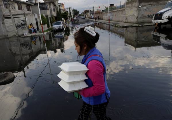 Bilder des Jahres 2025, News September 09 Rains Cause Severe Damage In The Tlahuac Municipality, Mexico City Pedestrians walk through flooded streets in the southern end of the Tlahuac borough of Mexico City, Mexico, on September 28, 2025, after heavy rains hit the capital, causing serious damage in the area. Mexico City Mexico City Mexico  Copyright: xGerardoxVieyrax originalFilename: vieyra-notitle250928_npS92.jpg