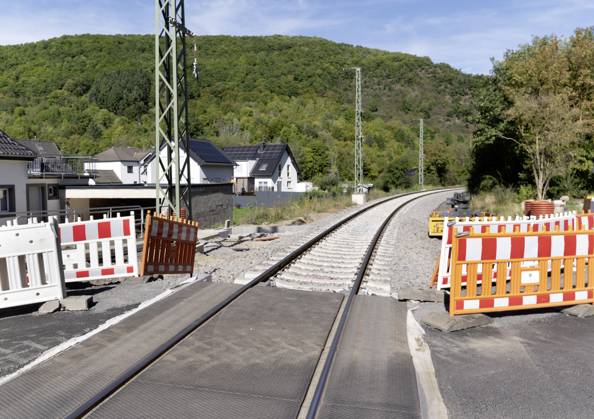 DEU , DEUTSCHLAND : Nach der Flutkatastrophe im Juli 2021 im Ahrtal baut die Deutsche Bahn AG die zerstoerte Ahrtalbahn wieder auf , wie hier in Kreuzberg , 19.09.2025 DEU , GERMANY : After the flood disaster in July 2021 in the Ahr valley Deutsche Bahn AG is restoring the destroyed Ahr Valley train line , like here in Kreuzberg , 19.09.2025