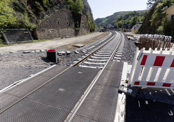 DEU , DEUTSCHLAND : Nach der Flutkatastrophe im Juli 2021 im Ahrtal baut die Deutsche Bahn AG die zerstoerte Ahrtalbahn wieder auf , wie hier in Kreuzberg , 19.09.2025 DEU , GERMANY : After the flood disaster in July 2021 in the Ahr valley Deutsche Bahn AG is restoring the destroyed Ahr Valley train line , like here in Kreuzberg , 19.09.2025