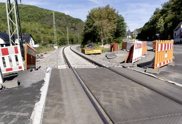 DEU , DEUTSCHLAND : Nach der Flutkatastrophe im Juli 2021 im Ahrtal baut die Deutsche Bahn AG die zerstoerte Ahrtalbahn wieder auf , wie hier in Kreuzberg , 19.09.2025 DEU , GERMANY : After the flood disaster in July 2021 in the Ahr valley Deutsche Bahn AG is restoring the destroyed Ahr Valley train line , like here in Kreuzberg , 19.09.2025