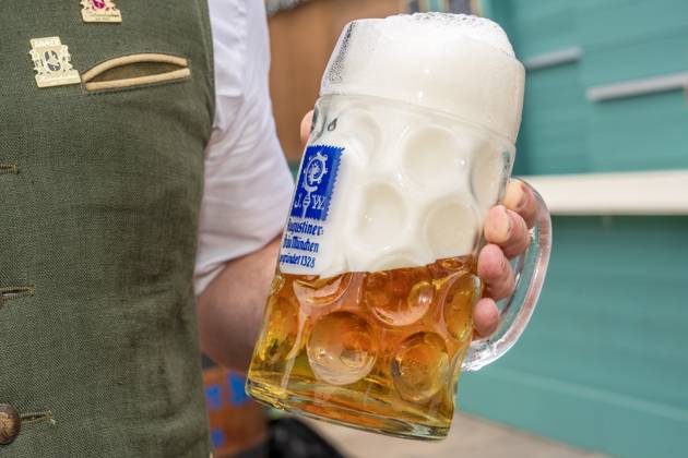 Eine frische Schaumige, Mass Bier, Augustiner, mit mehr Schaum als Bier und damit im Trend zu weniger Alkohol, Montagmorgen, Oktoberfest, München, 29. September 2025 Deutschland, München, 29. September 2025, Kellner mit einer Maß Bier, am Montagmorgen bewußt als frische Schaumige serviert, entspricht dem allgemeinen Trend zu weniger Alkohol, eine Schaumige hat viel Bierschaum und weniger Bier, damit auch weniger Alkohol, die Schaumige kostet jedoch dasselbe, wie eine voll eingeschenkte Mass, Augustiner Helle, serviert bei einem Presserundgang in der Hühner- und Entenbraterei Ammer, Füllmenge, Schnitt, Oktoberfest, bayerisch, Volksfest, Bayern,