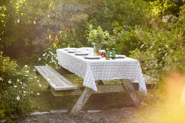 IMAGO Creative, Lifestyle, Feste im Garten #2 Tranquil scene of dinner table with beer bottles and plates in back yard at sunny day Sweden, Stockholm, property released Copyright: xMaskotx , MA120309 MA120309