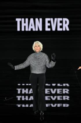 Bilder des Jahres 2025, Entertainment 09 September PFW L Oreal Runway Helen Mirren walks the runway of L Oreal Fashion Show during Paris Fashion Week in Paris, France on September 29, 2025. Photo by Julien Reynaud APS-Medias ABACAPRESS.COM Paris France  Copyright: xReynaudxJulien APS-Medias ABACAx