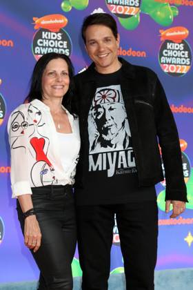 USA - 2022 Kids Choice Awards - Santa Monica April 9, 2022, Santa Monica, CA, USA: LOS ANGELES - APR 9: Ralph Macchio, wife at the 2022 Kids Choice Awards at Barker Hanger on April 9, 2022 in Santa Monica, CA Copyright: xKayxBlakex