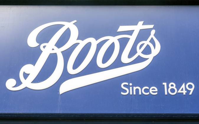 Nahaufnahme des Logos der Boots Apotheke, Devizes, Wiltshire, England, Großbritannien, seit 1849 Close up of Boots chemists shop logo, Devizes, Wiltshire, England, UK trading since 1849 Copyright: imageBROKER IanxMurray iblimu15195412.jpg