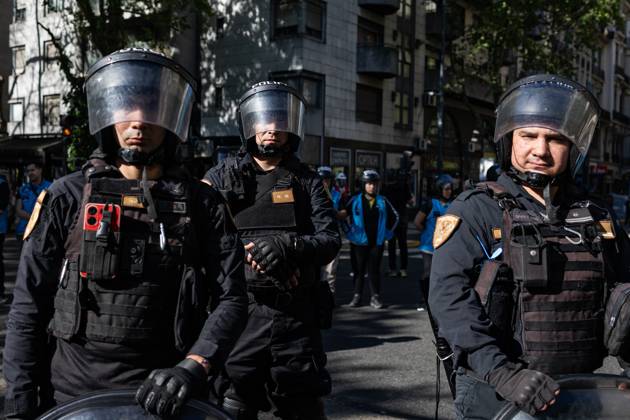 October 1, 2025, Buenos Aires, Buenos Aires, Argentina: Police block the street as retirees march on Argentinaâ€⠢s National Congress to protest President Javier Mileiâ€⠢s austerity measures. Buenos Aires Argentina - ZUMAp265 20251001_zip_p265_006 Copyright: xDelfinaxCorberaxPix