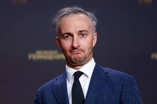 Entertainer und Satiriker Jan Böhmermann auf dem Red Carpet beim Deutschen Fernsehpreis 2024 in den MMC-Studios in Ossendorf. In den vergangenen Monaten nahm die Kritik an Böhmermann zu. Mehrfach war der Satiriker im Herbst 2025 Gegenstand öffentlicher Auseinandersetzungen, wodurch vermehrt Spekulationen über eine mögliche Trennung zwischen Böhmermann und dem ZDF entstanden. Köln, 25.09.2024 NRW Deutschland Copyright: xChristophxHardtx