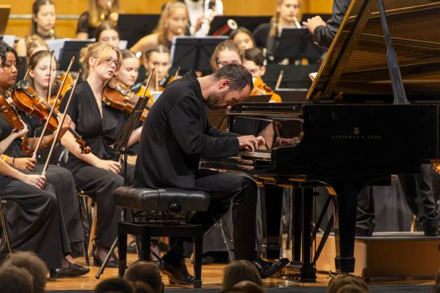 27.09.2025, Internationales Klassikfestival: Festival der Nationen 2025, im Kurhaus Bad Wörishofen (Unterallgäu), Igor Levit, Klavier. Mit dem vbw Festivalorchester unter Dirigent Christoph Adt. 27.09.2025, Klassikfestival Bad Wörishofen 27.09.2025, Klassikfestival Bad Wörishofen