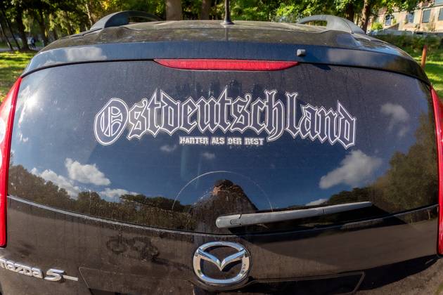 Provokant: Ostdeutschland - Härter als der Rest - 03.10.2025 Ostdeutschland - Härter als der Rest - provokant, mit Ecken und Kanten. Ostdeutschland - Wi sünd nich von Pappe - dieselbe Botschaft, aber norddeutsch-platt charmant verpackt. 03.10.2025 Ribnitz-Damgarten Flugplatzallee 5 Mecklenburg-Vorpommern Deutschland