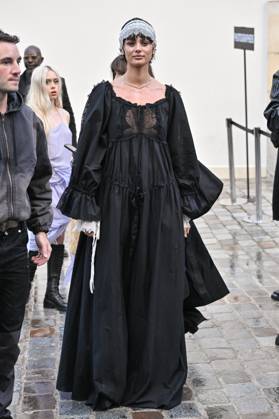 PFW Ann Demeulemeester Outside Arrivals Taylor Hill arriving at Ann Demeulemeester show during Paris Fashion Week in Paris, France on October 4, 2025. Photo by Julien Reynaud APS-Medias ABACAPRESS.COM Paris France  Copyright: xReynaudxJulien APS-Medias ABACAx