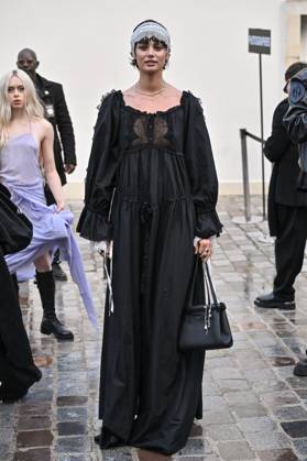 PFW Ann Demeulemeester Outside Arrivals Taylor Hill arriving at Ann Demeulemeester show during Paris Fashion Week in Paris, France on October 4, 2025. Photo by Julien Reynaud APS-Medias ABACAPRESS.COM Paris France  Copyright: xReynaudxJulien APS-Medias ABACAx