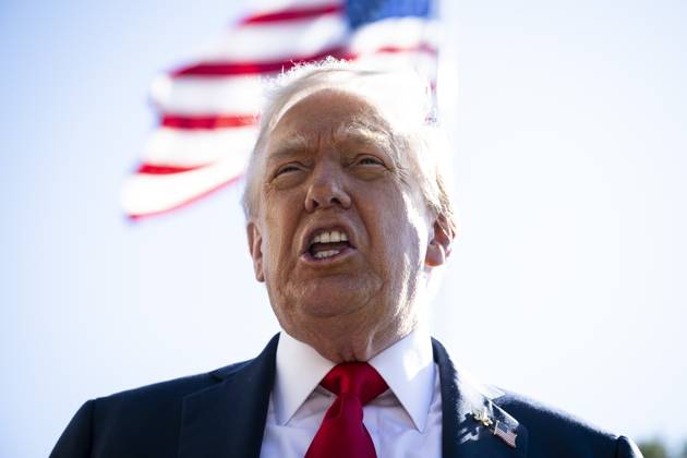 October 5, 2025, Washington, District Of Columbia, USA: United States President DONALD J TRUMP speaks to members of the media on the South Lawn of the White House in Washington, D.C., USA, before boarding Marine One to fly to Norfolk, Virginia on Sunday. Unions representing hundreds of thousands of federal workers have asked a US judge to immediately prevent the Trump administration from carrying out mass firings during the government shutdown while they press a legal challenge Washington USA - ZUMAs152 20251005_faa_s152_025 Copyright: xGraemexSloanx-xPoolxviaxCNPx