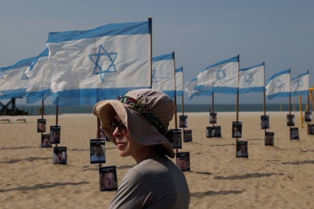 October 7, 2025, Rio De Janeiro, Rio De Janeiro, Brazil: Rio de Paz, a Brazilian human rights NGO known for its symbolic public demonstrations installed 22 Israeli flags and photos of 48 hostages on Copacabana Beach in a demonstration against terrorism and in solidarity with the victims of the Hamas attack on October 7, 2023, marking two years since the attacks on Israel. The act denounced terrorism and called for the release of hostages still held in Gaza. Rio De Janeiro Brazil - ZUMAk251 20251007_znp_k251_009 Copyright: xBobxKarpx